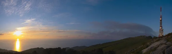 Телекоммуникационная Башня Мобильных Телефонов Сетей Солнцем Закате Над Морем Euskadi — стоковое фото