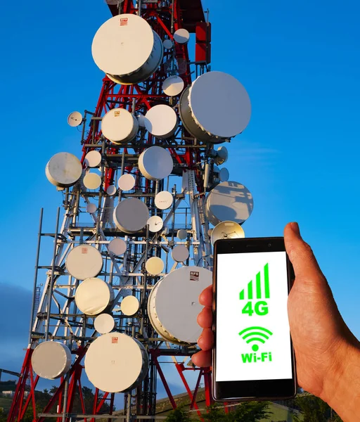 Stream of data from the mobile to the internet through a communications antenna