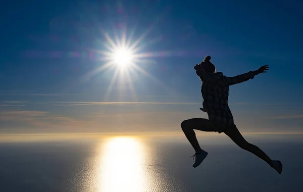 Özgür Kız Arka Planda Deniz Güneş Ile Başarı Kutladı — Stok fotoğraf
