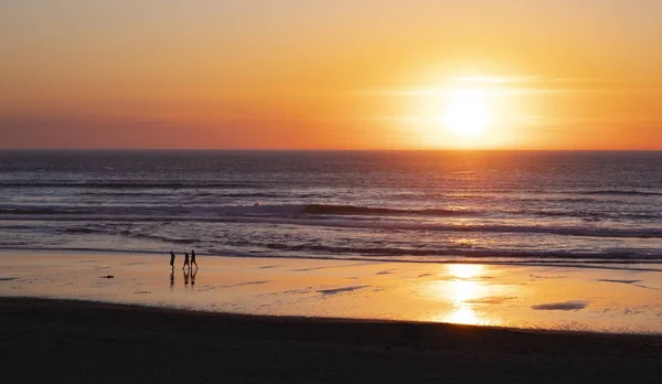 Freunde Strand Bei Sonnenuntergang San Sebastian — Stockfoto