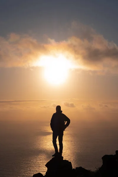 Hombre Cima Montaña Observando Puesta Sol Sobre Mar País Vasco — Foto de Stock