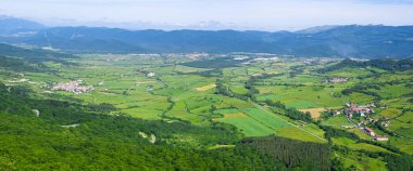 Sakana Vadisi'ndeki köyler ve yeşil çayırlar, Navarra