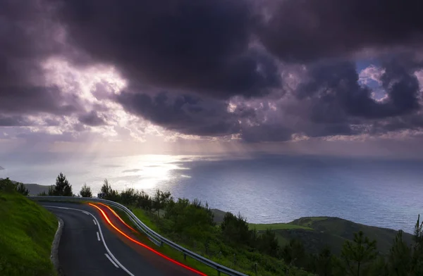 Luzes Carro Estrada Montanha Com Nuvens Sol Sobre Mar Pôr — Fotografia de Stock