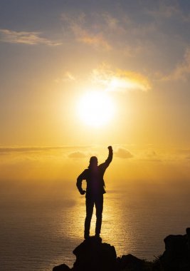 siluet başarıları başarılı kol kadar adam deniz, Bask Ülke, İspanya üzerinde gündoğumu ile başarı kutluyor tepenin üstünde