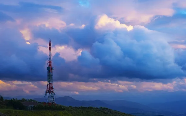 Телекомунікаційна Вежа Мобільних Телефонів Мереж Хмарами Заході Сонця Еспекаді Іспанія — стокове фото