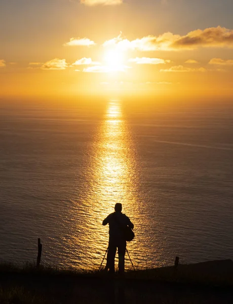 Людина Фотографує Сонце Над Морем Заході Сонця Країна Басків — стокове фото