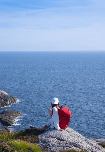 Chica Con Mochila Roja Haciendo Caminar Sobre Faro Lindesnes Noruega — Foto de Stock