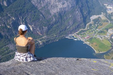 Norveç'te Lysefjord üzerinde manzara hayran oturan kız