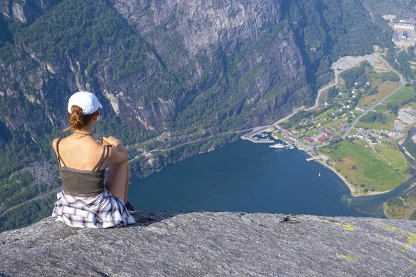 Дівчина Сидить Милуючись Пейзаж Над Лисефіорд Норвегії — стокове фото