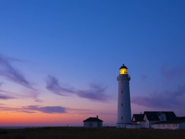 Danimarka kıyısında gün batımında Hirtshals deniz feneri