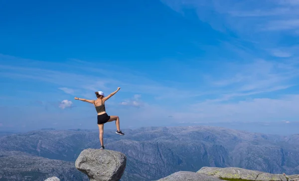 Chica Cima Montaña Celebrando Éxito Llegar Cumbre — Foto de Stock