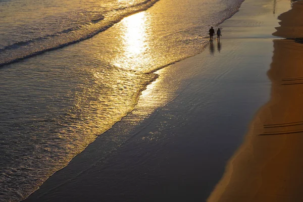 Zwei Personen Strand Von Concha Bei Sonnenaufgang Stadt Donostia — Stockfoto