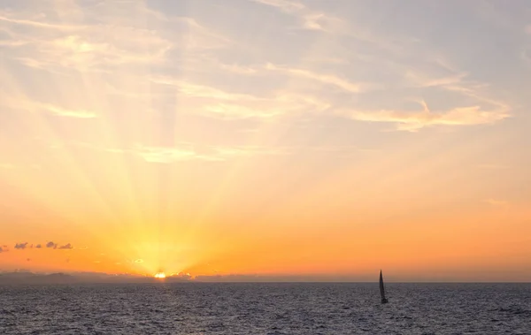 Sonnenstrahlen Bei Sonnenuntergang Mit Dem Segelboot Der Küste Von Donostia — Stockfoto