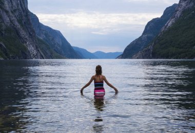 Lysebotn köyünden Lysefjord fiyortunda yüzen kız, Norveç