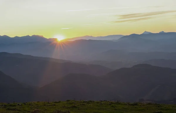 Sonne Bei Sonnenuntergang Über Den Gipuzkoa Bergen — Stockfoto