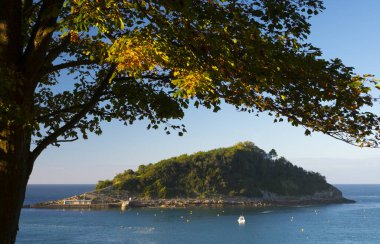 Donostia 'nın La Concha Körfezi' ndeki Santa Clara Adası 'nda sonbahar.
