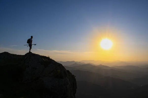 Hombre Haciendo Deportes Parque Natural Aiako Harriak Atardecer Euskadi — Foto de Stock