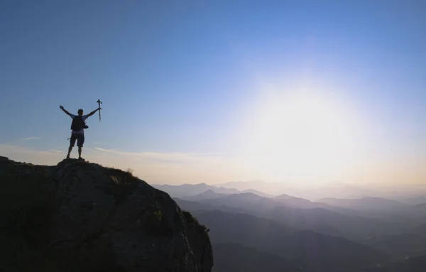 Tepedeki Adam Arka Planda Güneş Varken Başarıyı Kutluyor — Stok fotoğraf