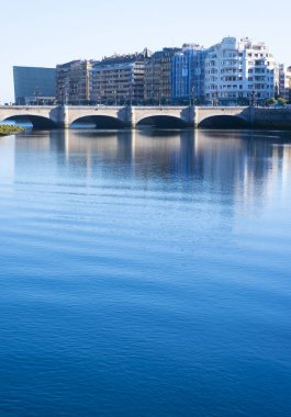 Donostia şehri Urumea Nehri 'ne yansımaktadır, Euskadi.