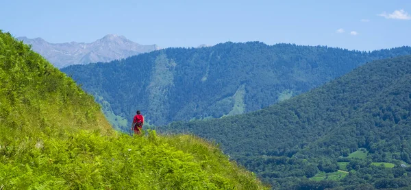 Caminhante Caminhando Pelo Cirque Lescun Pirinéus França — Fotografia de Stock