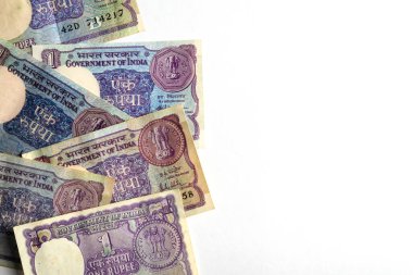 Tarihi ve klasik para tasarımı sergilenen eski Hint 1 rupi para birimi notları..