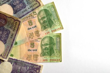 Beyaz bir yüzeye sergilenen renkli Hint Rupisi banknotları para biriminin karmaşık detaylarına yakından bakmamızı sağlıyor. Finans, ekonomi, para birimi ve miras temaları için uygun bir resim.