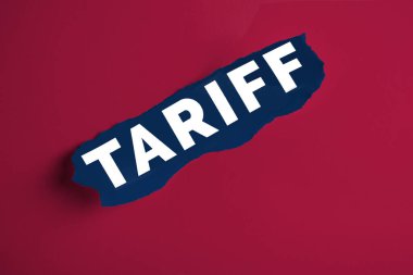 ABD bayrağının her üç rengini de kullanarak koyu kırmızı arkaplan üzerinde belirgin bir gümrük tarifesi metni tasviri.