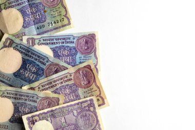 Tarihi ve klasik para tasarımı sergilenen eski Hint 1 rupi para birimi notları..