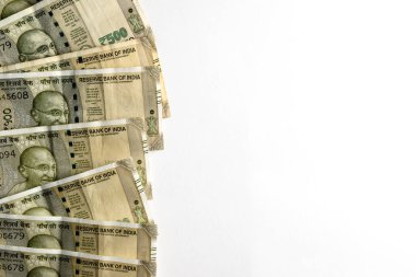 Beyaz bir yüzeye yerleştirilmiş 500 Hintli banknotun detaylı bir görüntüsü..