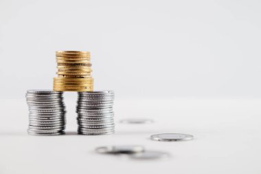 Ekonomik büyüme, yatırım ve mali istikrar temalarını gösteren altın ve gümüş sikke yığınları.