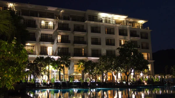 PULAU LANGKAWI, MALAISIE - 4 avril 2015 : L'hôtel de luxe DANNA la nuit sur l'île Langkawi avec vue sur la piscine et le palmier . — Photo