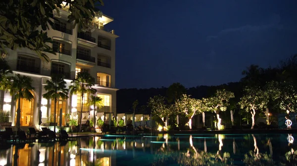 Pulau langkawi, malaysien - 4. apr 2015: das danna luxushotel bei nacht auf der insel langkawi mit blick auf pool und palme. — Stockfoto