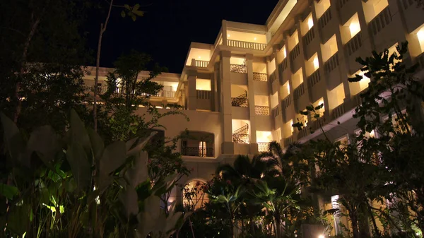 PULAU LANGKAWI, MALAISIE - 4 avril 2015 : L'hôtel de luxe DANNA la nuit sur l'île de Langkawi avec vue sur le palmier . — Photo