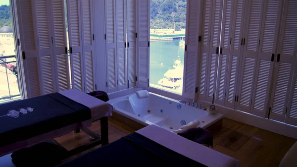 PULAU LANGKAWI, MALAISIE - 4 avril 2015 : Salle de massage avec table de massage et produits — Photo