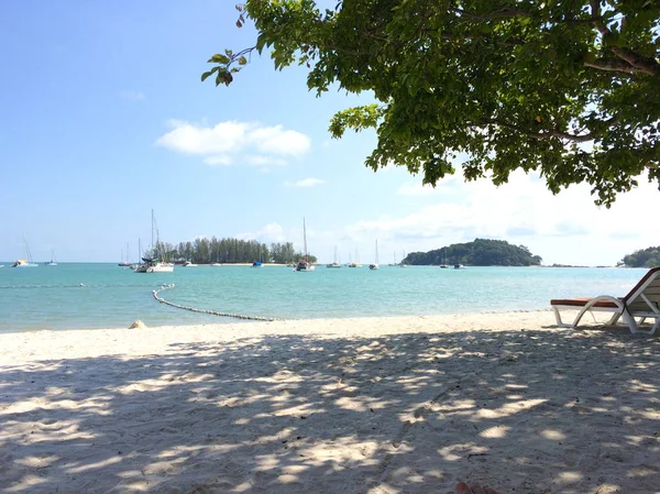 Pulau langkawi, malaysien - 4. apr 2015: schöner weißer sandstrand von langkawi mit palme und sonnenliege — Stockfoto