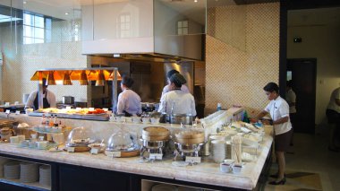 Pulau Langkawi, Malezya - 4th Nisan 2015: Kahvaltı büfesi Otelin restoranında açık mutfak ile