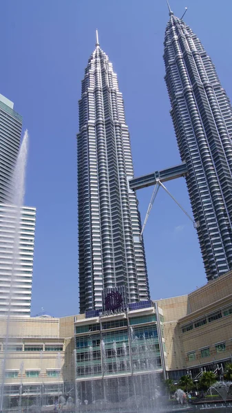 Kuala lumpur, malaysien - 12. apr 2015: landschaftsaufnahme mit brunnen der petronas türme, auch als menara petronas bekannt, ist das höchste doppelturmgebäude der welt von 1998 bis 2004 — Stockfoto