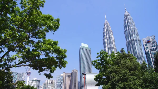 Kuala Lumpur, Malaysia - 12. April 2015: Landschaftsaufnahme der Petronas-Türme, auch als menara petronas bekannt, sind die höchsten Zwillingstürme der Welt von 1998 bis 2004 — Stockfoto