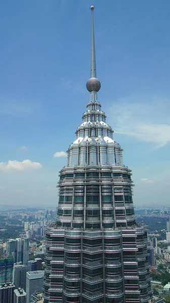 KUALA LUMPUR, MALAISIE - 12 avril 2015 : Détail du sommet des tours Petronas à Kuala Lumpur vu directement depuis l'autre tour jumelle, également connue sous le nom de Menara Petronas — Photo