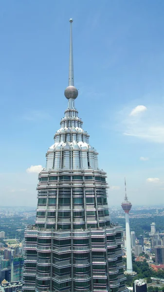 クアラルンプールのペトロナス タワーの上の詳細表示他のツイン タワー、メナラ空港ペトロナスとも呼ばれるから直接クアラルンプール, マレーシア - 2015 年 4 月 12 日。 — ストック写真