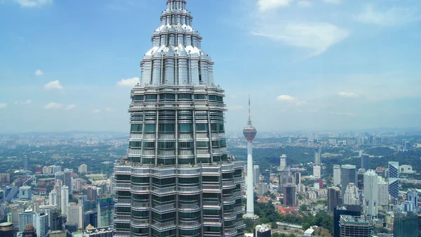 Kuala Lumpur, Malaysia - 12. April 2015: Detail der Spitze der Petronas-Türme in Kuala Lumpur direkt vom anderen Zwillingsturm aus gesehen, auch als menara petronas bekannt — Stockfoto