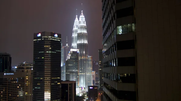 Kuala Lumpur, Maleisië-13 april: Petronas Twin Towers en City at Night Scene. — Stockfoto