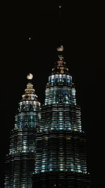 Kuala Lumpur, Malaysia - 13. April: Petronas Zwillingstürme und die Stadt bei Nacht. — Stockfoto