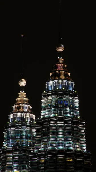 クアラルンプール、マレーシア-4 月13日夜のシーンでペトロナスツインタワーと都市. — ストック写真
