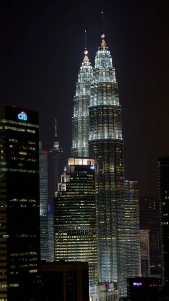 कुआला लुम्पुर, मलेशिया अप्रैल 13: रात के दृश्य में पेट्रोनास ट्विन टावर्स और शहर . — स्टॉक फ़ोटो, इमेज