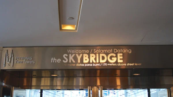 KUALA LUMPUR, MALAYSIA - APR 12th 2015: skybridge, located on 41floor, that is 170 metres above street level of Petronas Twin Towers, the highest twin towers in the world — стоковое фото