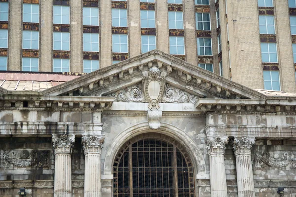 DETROIT, MICHIGAN, UNITED STATES - May 5th 2018: A view of the old Michigan Central Station building in Detroit which served as a major railway depot from 1914 - 1988 — стоковое фото