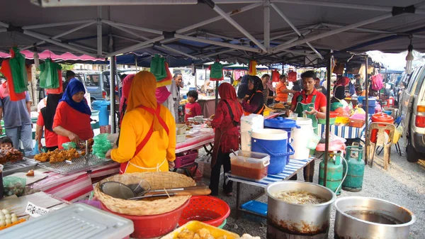 Pulau Langkawi, Malajsie - dub 4. 2015: Tradiční asijské jídlo na pouliční jídlo a noční trh na ostrově Langkawi — Stock fotografie