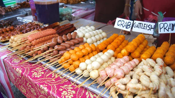 Pulau Langkawi, Maleisië - Apr 4e 2015: Traditionele Aziatisch eten op de straat eten en de avondmarkt op Langkawi-eiland — Stockfoto