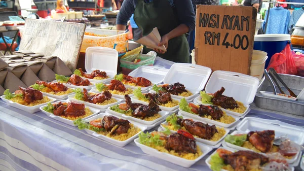 Pulau Langkawi, Maleisië - Apr 4e 2015: Traditionele Aziatisch eten op de straat eten en de avondmarkt op Langkawi-eiland — Stockfoto